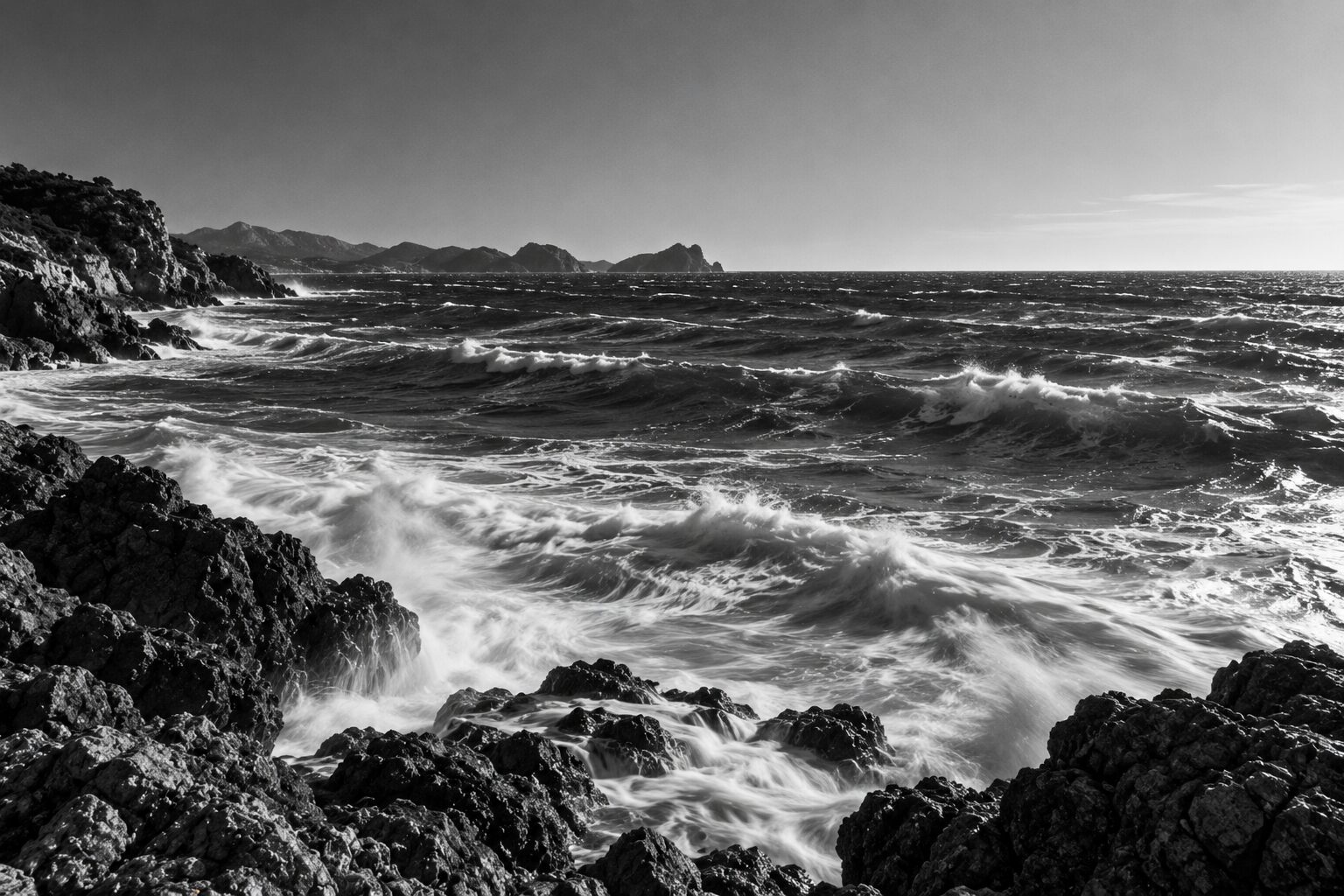 Mer agitée par le mistral, en noir et blanc